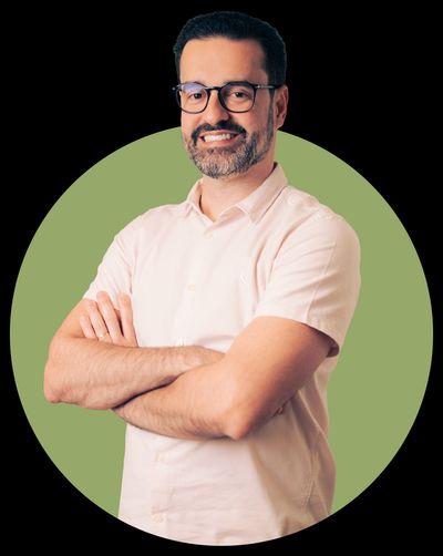 Uma foto do psicólogo Henrique Dias com o fundo verde
